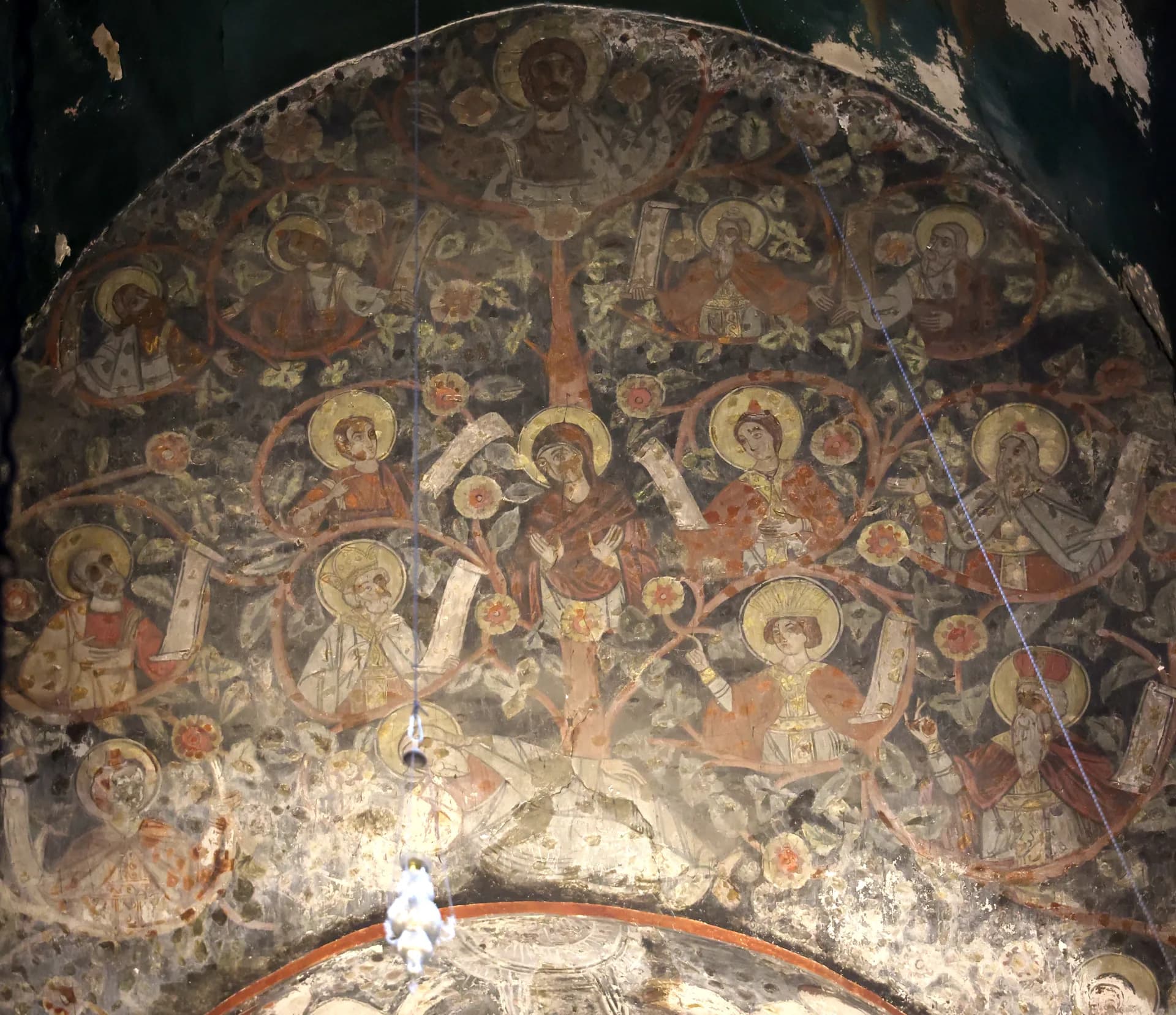 The front of the conch is entirely covered by a complex, multi-figured composition of the “Tree of Jesse,” depicting the genealogical lineage of Christ. This 17th-century layer was covered with plaster in the 19th century, but was later restored to its original appearance.